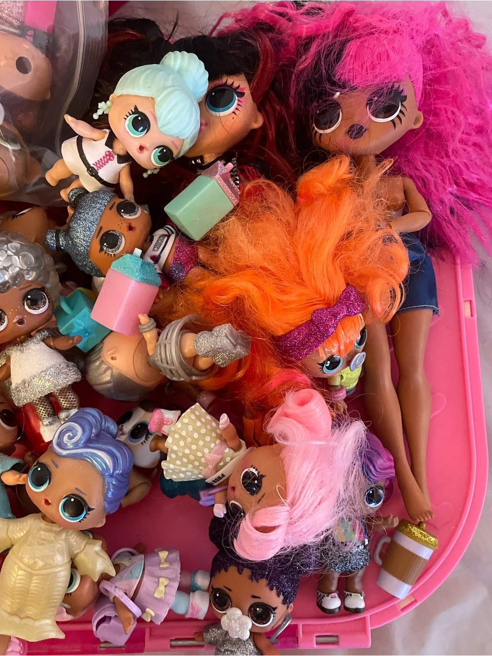 L.O.L. Surprise! Doll Carry Case with Pink and Black Dolls - Picture 2 of 7